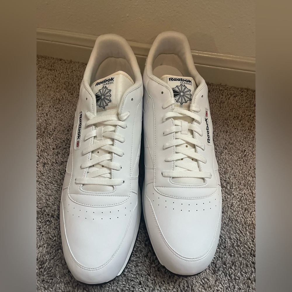 Reebok White Leather Sneakers Size 18 Little scratchs on the back of the shoes